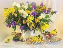 Без бренда «Букет из мимозы и колокольчиков в вазе» в Ижевске