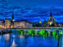 Красивая подсветка моста в Чехии